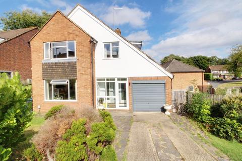 3 bed property, in Brookside Crescent, £725,000