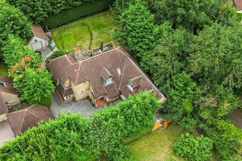 6 bed property, in Warmington Gardens, £775,000
