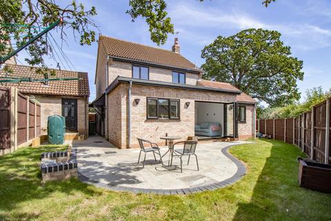 3 bed property, in Maple Close, £390,000