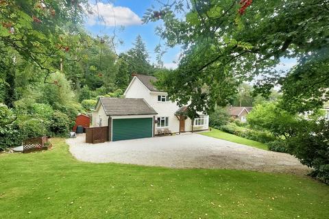 4 bed property, in Manor Glade, £550,000