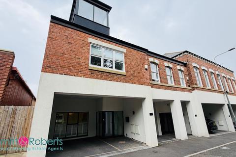 5 bed property, in Castlereagh Road, £325,000