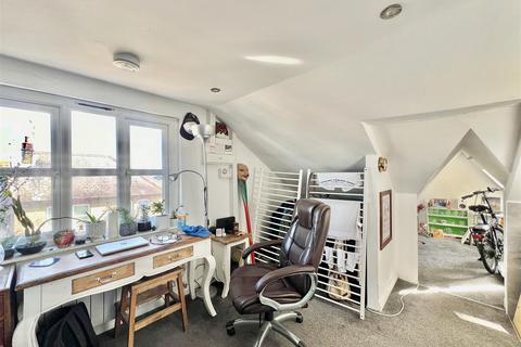 1 bed property, in Ramuz Drive, £100,000