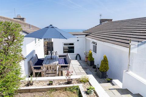 3 bed property, in Trecastell, £325,000