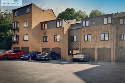 1 bed property, in Hollies Court, £130,000