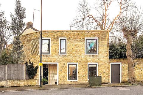 2 bed property, in Cassland Road, £675,000