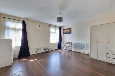 1 bed property, in Green Lane, £165,000