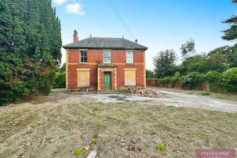 5 bed property, in The Roe, £349,950