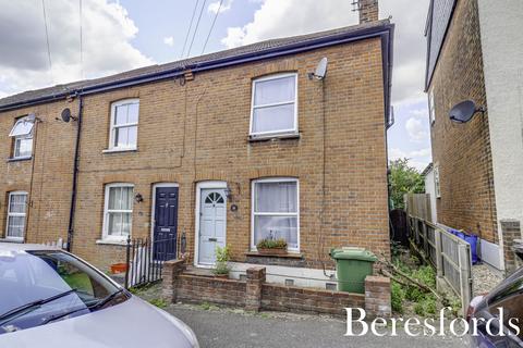 2 bed property, in Chase Road, £400,000