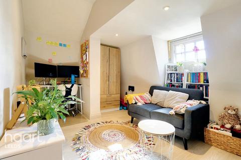 1 bed property, in North Street, £130,000