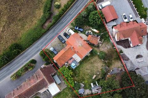 6 bed property, in The Cottage, £450,000