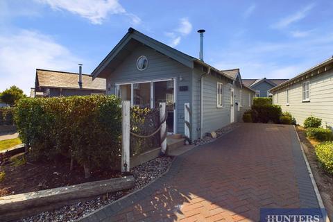 2 bed property, in Turnberry Drive, £120,000