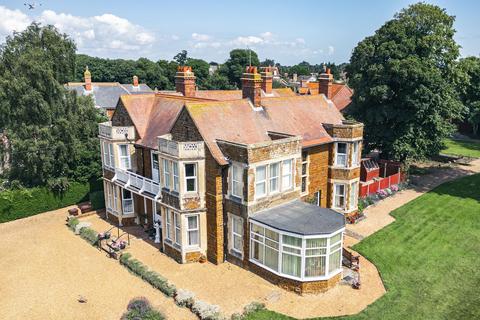 11 bed property, in Hunstanton, £850,000