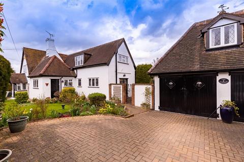 3 bed property, in Duck Lane, £675,000