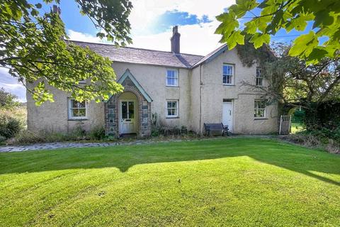 4 bed property, in Caeathro, £499,999