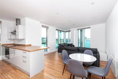 3 bed property, in Chatham Waters, £365,000
