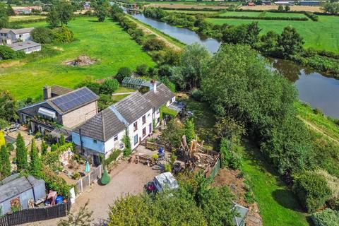 4 bed property, in Low Lane, £375,000