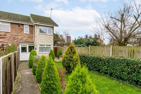 2 bed property, in Catchpole Close, £170,000