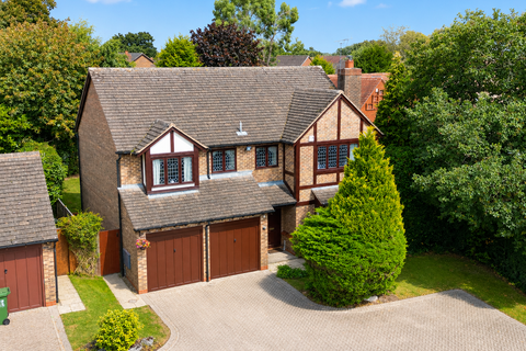 4 bed property, in Houndsfield Lane, £656,600