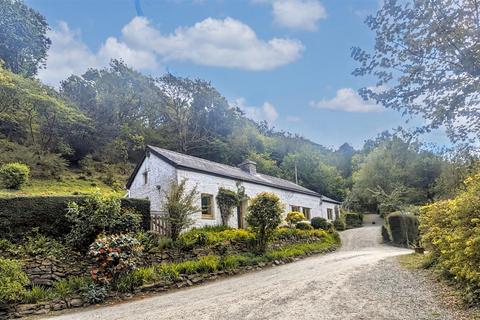 4 bed property, in Gilfachrheda, £385,000