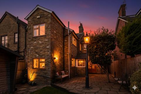 4 bed property, in Course Road, £675,000