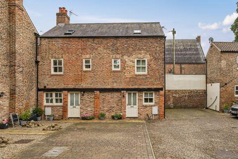 3 bed property, in Castlegate Mews, £165,000