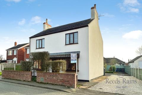 4 bed property, in Main Street, £300,000