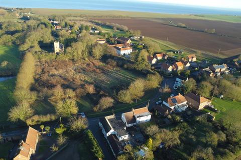 4 bed property, in Holmpton, £300,000