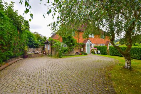 4 bed property, in Woodmans Green Road, £475,000