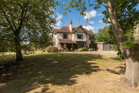 5 bed property, in Little Clacton CO16, £975,000