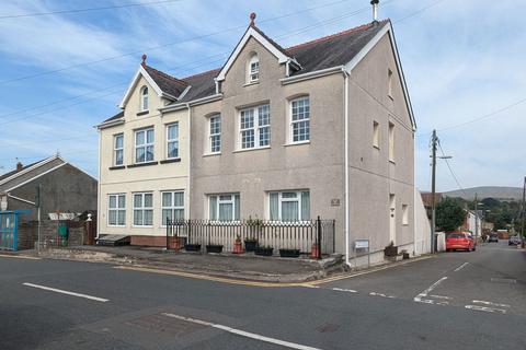 3 bed property, in Gwilym Road, £275,000