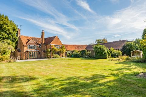 4 bed property, in Bellingdon, £1,695,000