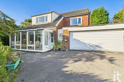 3 bed property, in Coppice Close, £550,000