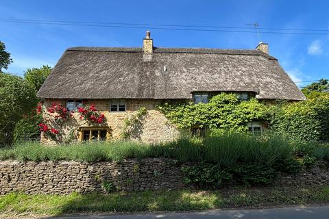 4 bed property, in Upper Tadmarton, £950,000