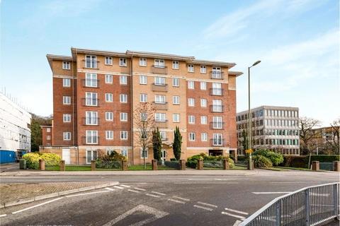 2 bed property, in Farnborough Road, £200,000
