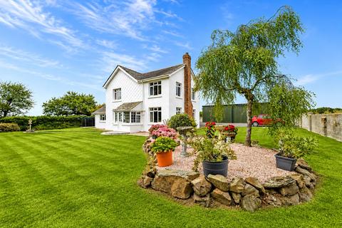 4 bed property, in Holsworthy, £625,000