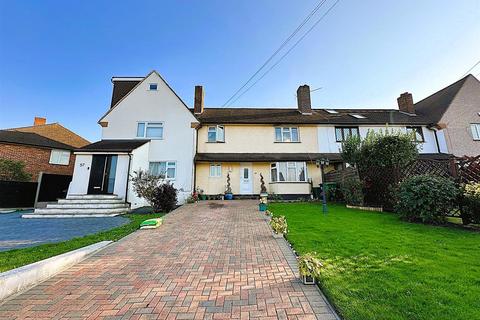 3 bed property, in Slades Drive, £479,000