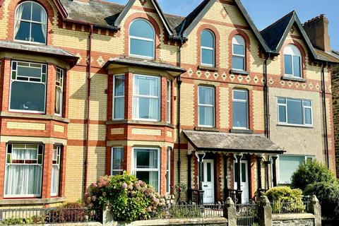 6 bed property, in Station Road, £249,950