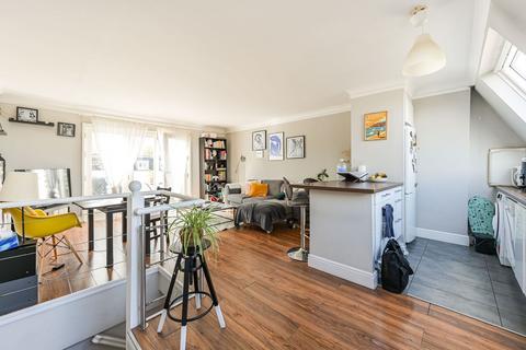 2 bed property, in Ifield Road, £775,000