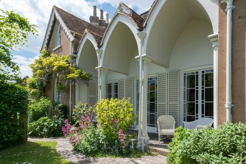 4 bed property, in Dover Road, £800,000