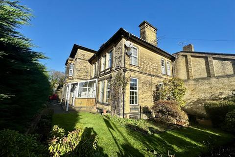 5 bed property, in "Savile Field", £795,000
