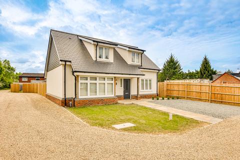 4 bed property, in Chapel End, £750,000
