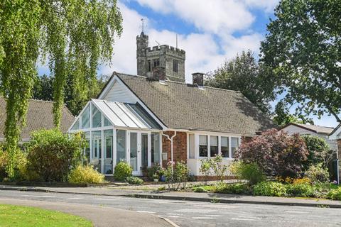 2 bed property, in Glebelands, £405,000