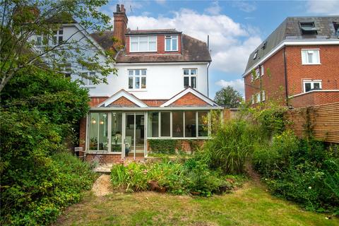 2 bed property, in Richmond Road, £625,000