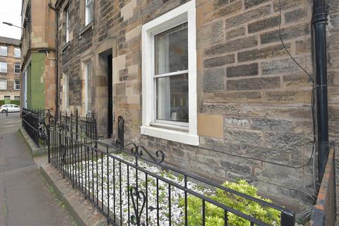 2 bed property, in 7/2 Blackwood Crescent, £250,000