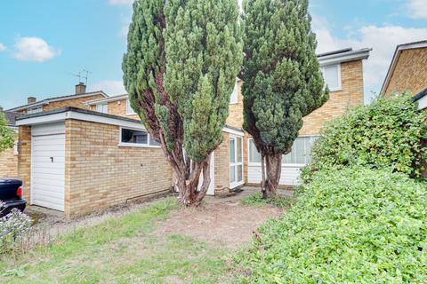 3 bed property, in Dubrae Close, £670,000