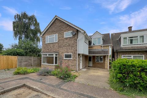 4 bed property, in Chestnut Close, £475,000