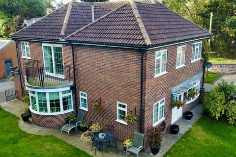 4 bed property, in East View, £395,000