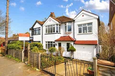 4 bed property, in Pine Walk, £612,500