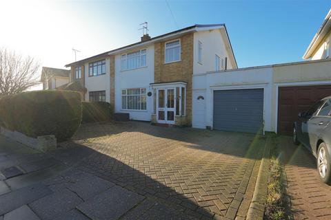 3 bed property, in Ashurst Avenue, £475,000