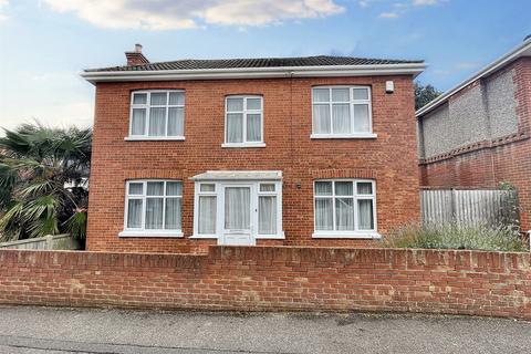 3 bed property, in Bournemouth, £400,000